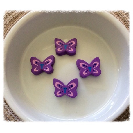 Perles violettes en forme de papillons